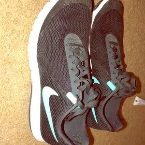 Size 9 black nike sneakers